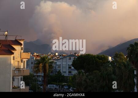 Mugla, Türkei. Juli 2021. Am Freitag, den 30. Juli 2021, steigt bei einem Waldbrand über Wohngebäuden im Stadtteil Marmaris in Mugla, Türkei, Rauch auf. (Foto von Recep Sulubay/GocherImagery/Sipa USA) Quelle: SIPA USA/Alamy Live News Stockfoto