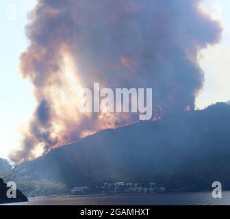 Mugla, Türkei. Juli 2021. Rauch und Flammen steigen am Freitag, den 30. Juli 2021, bei einem Waldbrand im Bezirk Marmaris in Mugla, Türkei, auf. (Foto von Recep Sulubay/GocherImagery/Sipa USA) Quelle: SIPA USA/Alamy Live News Stockfoto