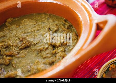 chicharrón en Salsa verde oder Schweineschinde in grüner Sauce in Tontopf, traditionelle mexikanische Küche in Mexiko-Stadt Stockfoto