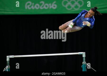 Rebeca Andrade vom Team Brasilien bei den Olympischen Sommerspielen in Rio 2016 Kunstturnen. Brasilianischer Athlet führt Bodenübungen bei der Rundum-Medaille durch Stockfoto