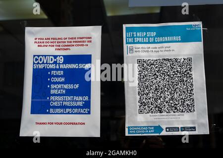Slough, berkshire, Großbritannien. Juli 2021. Covid-19 Symptome und Warnzeichen sowie ein NHS-Test und Trace QR-Code zum Scannen. Quelle: Maureen McLean/Alamy Stockfoto