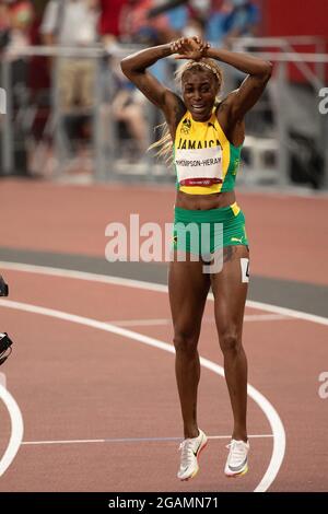 Tokio, Kanto, Japan. Juli 2021. Die Elaine Thompson-Herah (JAM) stellte einen neuen olympischen Rekord von 10.61 Sekunden auf, um Gold in den 100 m der Frauen zu gewinnen, als sie am Samstag, den 31. Juli 2021, anlässlich der Olympischen Spiele 2020 in Tokio im Olympiastadion die Jamaika gewann. (Bild: © Paul Kitagaki Jr./ZUMA Press Wire) Stockfoto