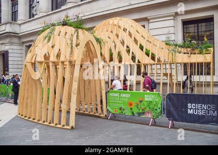 Home away from Hive Installation von Mizzi Studios vor dem Science Museum in South Kensington. London, Großbritannien 31 Juli 2021. Stockfoto