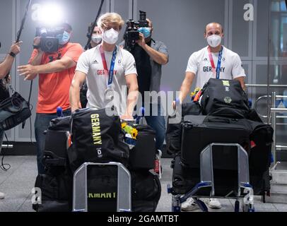 31. Juli 2021, Hessen, Frankfurt/Main: Die Ruderer Jason Osborne (l.) und Jonathan Rommelmann, Silbermedaillengewinnerinnen in Tokio, bei ihrer Rückkehr am Frankfurter Flughafen. Foto: Boris Roessler/dpa Stockfoto