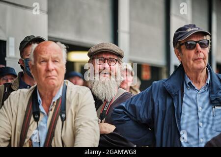 Towcester, Northamptonshire, Großbritannien. Juli 2021. Motorsport-Fans beim Classic Motor Racing Festival auf dem Silverstone Circuit (Foto von Gergo Toth / Alamy Live News) Stockfoto