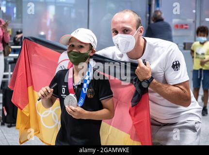 31. Juli 2021, Hessen, Frankfurt/Main: Der Ruder Jonathan Rommelmann, Silbermedaillengewinnerin in Tokio, wird nach seiner Rückkehr von den Olympischen Spielen am Flughafen begrüßt. Foto: Boris Roessler/dpa Stockfoto