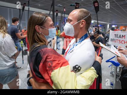 31. Juli 2021, Hessen, Frankfurt/Main: Der Ruder Jonathan Rommelmann, Silbermedaillengewinnerin in Tokio, wird nach seiner Rückkehr von den Olympischen Spielen am Flughafen begrüßt. Foto: Boris Roessler/dpa Stockfoto