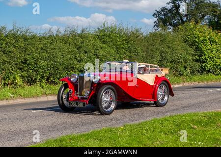 Ein Oldtimer-Oldtimer mit MG TC Red aus dem Jahr 1949 in der Capesthorne Hall. Stockfoto