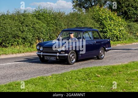 Ein Triumph VITESSE Oldtimer aus den 60er Jahren des Jahres 1968, der auf der Capesthorne Hall Oldtimer-Show eintrifft. Stockfoto