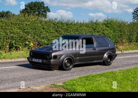 Ein VW Volkswagen Golf GTI Black Car Oldtimer aus den 90er Jahren aus dem Jahr 1991, der auf der Capesthorne Hall Oldtimer-Show eintrifft. Stockfoto