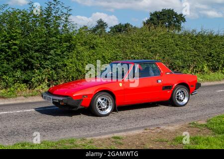 Ein Oldtimer-Klassiker des Fiat X1/9 Red Petrol aus den 80ern aus dem Jahr 1983, der auf der Capesthorne Hall Classic Car Show eintrifft. Stockfoto