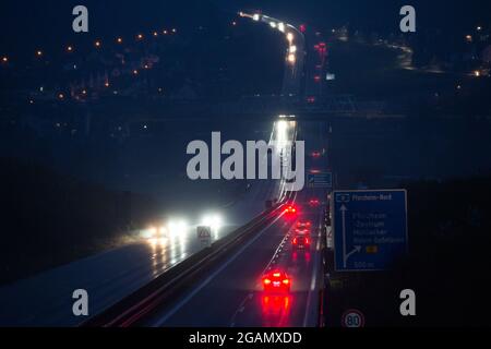 Abschnitt der Autobahn A8 in der Nähe von Niefern-Oschelbronn in Deutschland.die Bundesautobahn 8 ( BAB8 oder A8 Autobahn) ist eine Autobahn in Süddeutschland, die 497 km vom Luxemburg bei Schengen bis zur österreichischen West Autobahn bei Salzburg verläuft. Die A 8 ist eine bedeutende Ost-West-Transitroute. Einige Abschnitte der Autobahn bleiben in ihrer ursprünglichen Konfiguration aus den 1930er Jahren - 2+2 Spuren, keine Notwege, steile Hügel und enge Kurven. In Kombination mit dem heutigen Verkehr ist die A8 damit eine der überfülltesten und gefährlichsten Autobahnen in Deutschland. Stockfoto