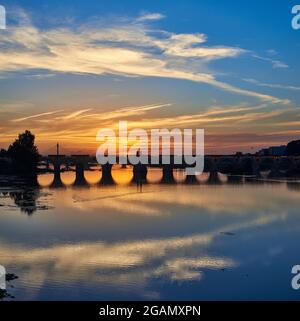 Römische Brücke von Merida bei Sonnenuntergang, Provinz Badajoz, Extremadura, Spanien. Stockfoto