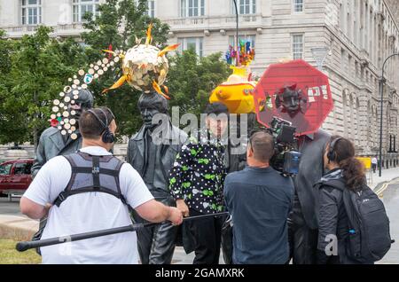 Die Beatles-Statue von Andy Edwards wird von dem Künstler Stephen Jones am Pier Head in Liverpool umgestaltet Stockfoto