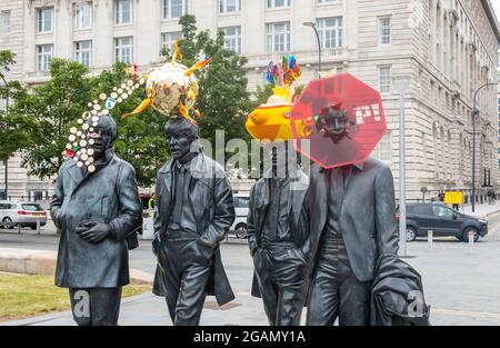 Die Beatles-Statue von Andy Edwards wird von dem Künstler Stephen Jones in Liverpool umgestaltet Stockfoto