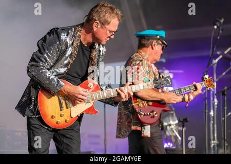 Lulworth Castle, Dorset, Großbritannien. 31. Juli 2021, Level 42 im Camp Beestival, Credit J Houlbrook Stockfoto