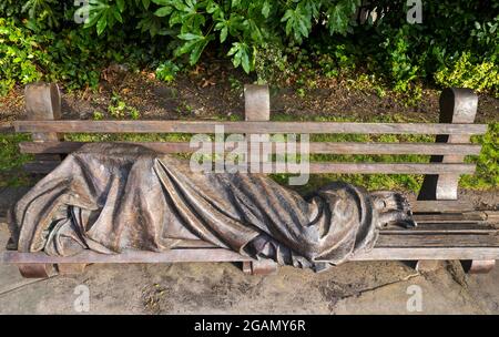 Obdachlose Jesus Skulptur von Timothy Schmalz im Kirchgarten in Liverpool Stockfoto