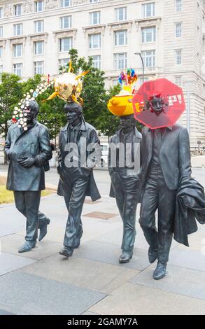 Die Beatles-Statue von Andy Edwards wird von dem Künstler Stephen Jones in Liverpool umgestaltet Stockfoto