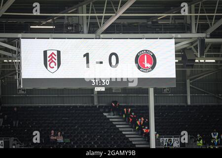 LONDON, GROSSBRITANNIEN. 31. JULI die Anzeigetafel zeigt die Punktzahl als 1-0 während des Vorsaison-Freundschaftsspiel zwischen Fulham und Charlton Athletic in Craven Cottage, London am Samstag, den 31. Juli 2021. (Kredit: Tom West | MI News) Kredit: MI Nachrichten & Sport /Alamy Live News Stockfoto