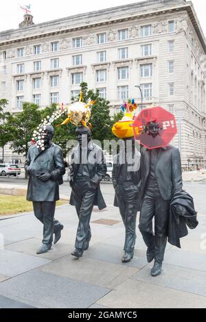 Die Beatles-Statue von Andy Edwards wird von dem Künstler Stephen Jones in Liverpool umgestaltet Stockfoto