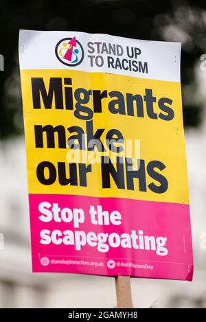 London, Großbritannien. 30. Juli 2021. NHS-Mitarbeiter marschieren vom St. Thoma's Hospital zur Downing Street, gegen eine Gehaltserhöhung von 3 % durch die Regierung. Stockfoto