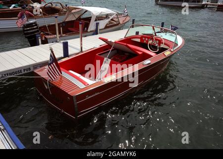 Skaneateles, New York, USA. Juli 2021. 1960 Mahagoni Jahrhundert resorter 17 Fuß Stockfoto