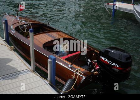 Skaneateles, New York, USA. Juli 2021. Antikes Holzboot Mit Mercury Motor Stockfoto