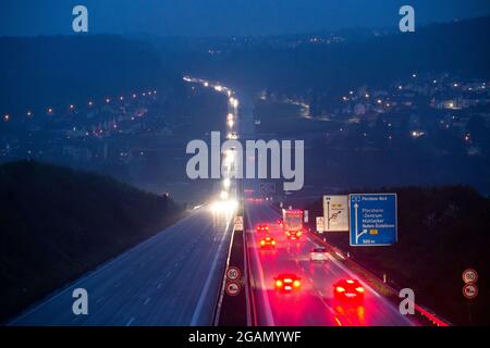 Niefern-Oschelbronn, Deutschland. Mai 2021. Abschnitt der Autobahn A8 in der Nähe von Niefern-Oschelbronn in Deutschland.die Bundesautobahn 8 ( BAB8 oder A8 Autobahn) ist eine Autobahn in Süddeutschland, die 497 km vom Luxemburg bei Schengen bis zur österreichischen West Autobahn bei Salzburg verläuft.die A 8 ist eine bedeutende Ost-West-Transitstrecke. Einige Abschnitte der Autobahn bleiben in ihrer ursprünglichen Konfiguration aus den 1930er Jahren - 2 2 Spuren, keine Notwege, steile Hügel und enge Kurven. In Kombination mit dem heutigen Verkehr ist die A8 damit eine der überfülltesten und gefährlichsten Autobahnen in Deutschland Stockfoto