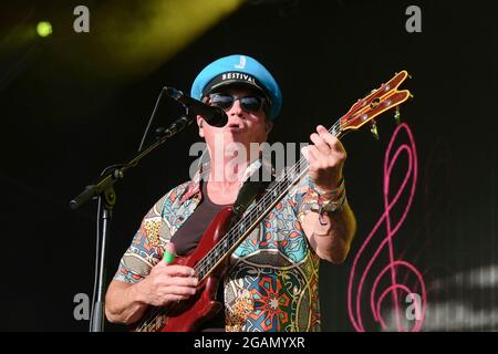 Lulworth, Dorset, 31. Juli 2021, Mark King, Leadsänger mit Level 42, live beim Camp Beestival Festival, Lulworth, Dorset UK Credit: Dawn Fletcher-Park/Alamy Live News Stockfoto