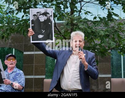 Ottawa, Kanada. Juli 2021. Charlie Angus, Bundestagsabgeordneter (NDP) für die Fahrt in der Timmins-James Bay, mit einem Bild von Pater Arthur Lavoie, Oblaten-Priester, einem der Priester, der für die Gräueltaten in der indischen Wohnschule St. Anne verantwortlich gemacht wurde. Herr Angus fordert, dass das Justizministerium ihre Untersuchungsergebnisse in den Angelegenheiten veröffentlicht und dass ein Sonderanwalt und eine unabhängige Untersuchung der Handlungen der Regierung und der katholischen Kirchen in der Angelegenheit durchgeführt werden. Kredit: Meanderingemu/Alamy Live Nachrichten Stockfoto