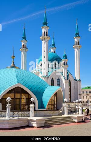 Kul Sharif Moschee in Kasan Kreml, Tatarstan, Russland. Es ist ein berühmtes Wahrzeichen von Kazan. Helle Aussicht auf schöne islamische Architektur, touristische Attraktionen Stockfoto