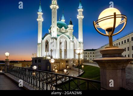 Kul Sharif Moschee in Kasan Kreml in der Nacht, Tatarstan, Russland. Es ist ein berühmtes Wahrzeichen von Kazan. Wunderschöne islamische Architektur, Touristenattraktion in Stockfoto