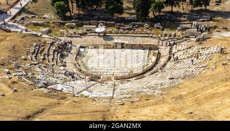 Altgriechisches Theater von Dionysos am Fuß der Akropolis, Athen, Griechenland. Es ist berühmte Touristenattraktion von Athen. Malerisches Panorama klassischer Ruinen. Co Stockfoto