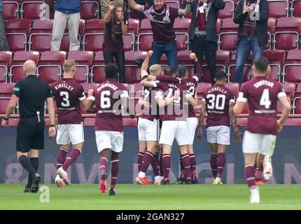 Gary Mackay-Steven von Hearts (versteckt) feiert das erste Tor ihrer Mannschaft im Spiel mit Teamkollegen vor Fans während des Cinch Premiership-Spiels im Tynecastle Park, Edinburgh. Bilddatum: Samstag, 31. Juli 2021. Stockfoto