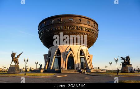 Kasan Wedding Palace (Family Center) im Sommer, Tatarstan, Russland. Es ist das Wahrzeichen von Kazan. Schönes, ungewöhnliches Gebäude, Touristenattraktion Stockfoto