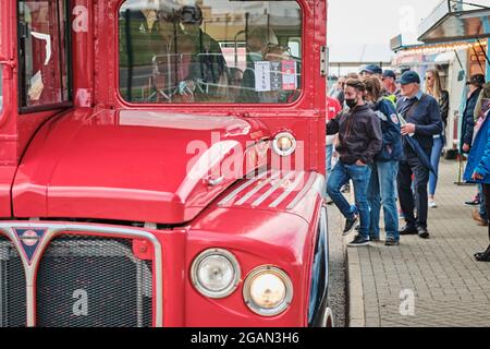 Towcester, Northamptonshire, Großbritannien. Juli 2021. Fans steigen während des Classic Motor Racing Festivals auf dem Silverstone Circuit in den Master-Shuttlebus ein (Foto von Gergo Toth / Alamy Live News) Stockfoto