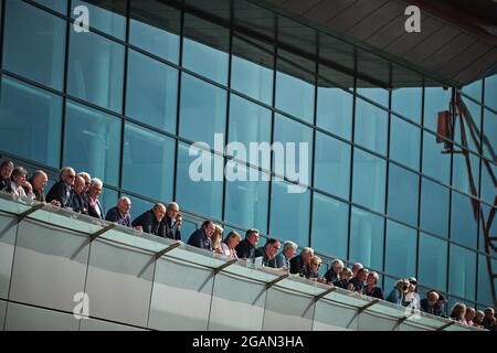 Towcester, Northamptonshire, Großbritannien. Juli 2021. Fans während des Classic Motor Racing Festivals auf dem Silverstone Circuit (Foto von Gergo Toth / Alamy Live News) Stockfoto