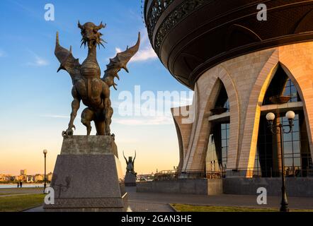 Familienzentrum (Hochzeitspalast) bei Sonnenuntergang in Kasan, Tatarstan, Russland. Blick auf Dragon Zilant, offizielles Symbol von Kazan im Sommer Stockfoto