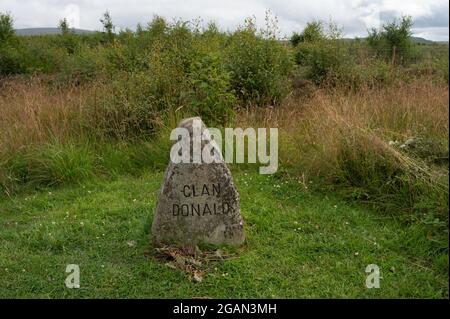 Gedenkstein für Clan Donald am Culloden Moor in den schottischen Highlands. Isoliert vor grünem Moorhintergrund, keine Menschen. Stockfoto