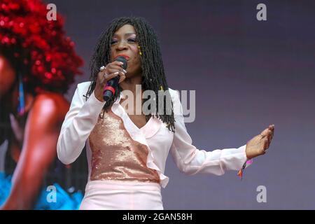 Lulworth, Großbritannien. Juli 2021. Die britische Singer Songwriterin Heather Small tritt während des Camp Beestival Festivals in Lulworth live auf der Bühne auf. (Foto von Dawn Fletcher-Park/SOPA Images/Sipa USA) Quelle: SIPA USA/Alamy Live News Stockfoto