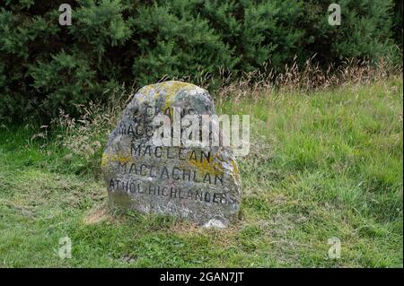 Gedenkstein für Clans Macgillivray, Maclean und Maclachlan, Athol Highlanders. Aufgenommen in Culloden Moor, Schlachtort während der jakobitischen Rebellion Stockfoto