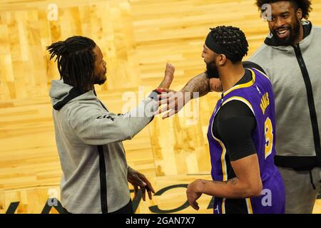 Orlando, Florida, USA, 26. März 2021, Los Angeles Lakers Power Forward Anthony David #3 und grüßet seine Teamkollegen vor dem Spiel im Amway Center (Foto: Marty Jean-Louis) Stockfoto