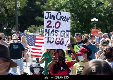 Austin, TX, USA. Juli 2021. Stimmrechtsbefürworter beenden am Samstag einen viertägigen, 30 Meilen langen marsch im Texas Capitol, wo Dutzende von Rednern sich gegen republikanische Bemühungen zur Änderung der Wahlverfahren im ganzen Land und in Texas versammelten. Etwa 3,000 Menschen wurden mit einem 3-Song-Set des legendären Texans Willie Nelson verwöhnt. (Bild: © Bob Daemmrich/ZUMA Press Wire) Stockfoto