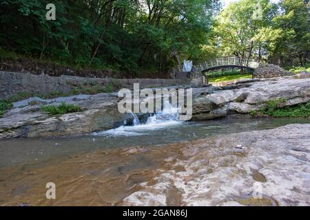 Eine Brücke über einen Gebirgsfluss in Kislowodsk mit dem Namen - Ladies' Ladies' Ladies' Ladies' Ladies. Stockfoto