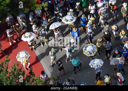 Austin, TX, USA. Juli 2021. Stimmrechtsbefürworter beenden am Samstag einen viertägigen, 30 Meilen langen marsch im Texas Capitol, wo Dutzende von Rednern sich gegen republikanische Bemühungen zur Änderung der Wahlverfahren im ganzen Land und in Texas versammelten. Etwa 3,000 Menschen wurden mit einem 3-Song-Set des legendären Texans Willie Nelson verwöhnt. (Bild: © Bob Daemmrich/ZUMA Press Wire) Stockfoto