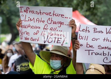 Austin, TX, USA. Juli 2021. Stimmrechtsbefürworter beenden am Samstag einen viertägigen, 30 Meilen langen marsch im Texas Capitol, wo Dutzende von Rednern sich gegen republikanische Bemühungen zur Änderung der Wahlverfahren im ganzen Land und in Texas versammelten. Etwa 3,000 Menschen wurden mit einem 3-Song-Set des legendären Texans Willie Nelson verwöhnt. (Bild: © Bob Daemmrich/ZUMA Press Wire) Stockfoto
