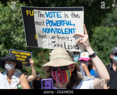Austin, TX, USA. Juli 2021. Stimmrechtsbefürworter beenden am Samstag einen viertägigen, 30 Meilen langen marsch im Texas Capitol, wo Dutzende von Rednern sich gegen republikanische Bemühungen zur Änderung der Wahlverfahren im ganzen Land und in Texas versammelten. Etwa 3,000 Menschen wurden mit einem 3-Song-Set des legendären Texans Willie Nelson verwöhnt. (Bild: © Bob Daemmrich/ZUMA Press Wire) Stockfoto