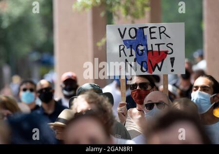 Austin, TX, USA. Juli 2021. Stimmrechtsbefürworter beenden am Samstag einen viertägigen, 30 Meilen langen marsch im Texas Capitol, wo Dutzende von Rednern sich gegen republikanische Bemühungen zur Änderung der Wahlverfahren im ganzen Land und in Texas versammelten. Etwa 3,000 Menschen wurden mit einem 3-Song-Set des legendären Texans Willie Nelson verwöhnt. (Bild: © Bob Daemmrich/ZUMA Press Wire) Stockfoto
