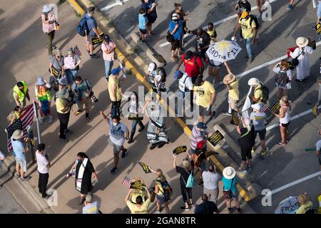 Austin, TX, USA. Juli 2021. Stimmrechtsbefürworter beenden am Samstag einen viertägigen, 30 Meilen langen marsch im Texas Capitol, wo Dutzende von Rednern sich gegen republikanische Bemühungen zur Änderung der Wahlverfahren im ganzen Land und in Texas versammelten. Etwa 3,000 Menschen wurden mit einem 3-Song-Set des legendären Texans Willie Nelson verwöhnt. (Bild: © Bob Daemmrich/ZUMA Press Wire) Stockfoto