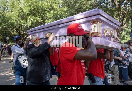 Austin, TX, USA. Juli 2021. Stimmrechtsbefürworter mit einem Sarg, der den Tod der Stimmrechte anzeigt, beenden am Samstag einen viertägigen, 30 Meilen langen marsch im Texas Capitol, wo Dutzende von Rednern sich gegen republikanische Bemühungen zur Änderung der Wahlverfahren im ganzen Land und in Texas versammelten. Etwa 3,000 Menschen wurden mit einem 3-Song-Set des legendären Texans Willie Nelson verwöhnt. (Bild: © Bob Daemmrich/ZUMA Press Wire) Stockfoto
